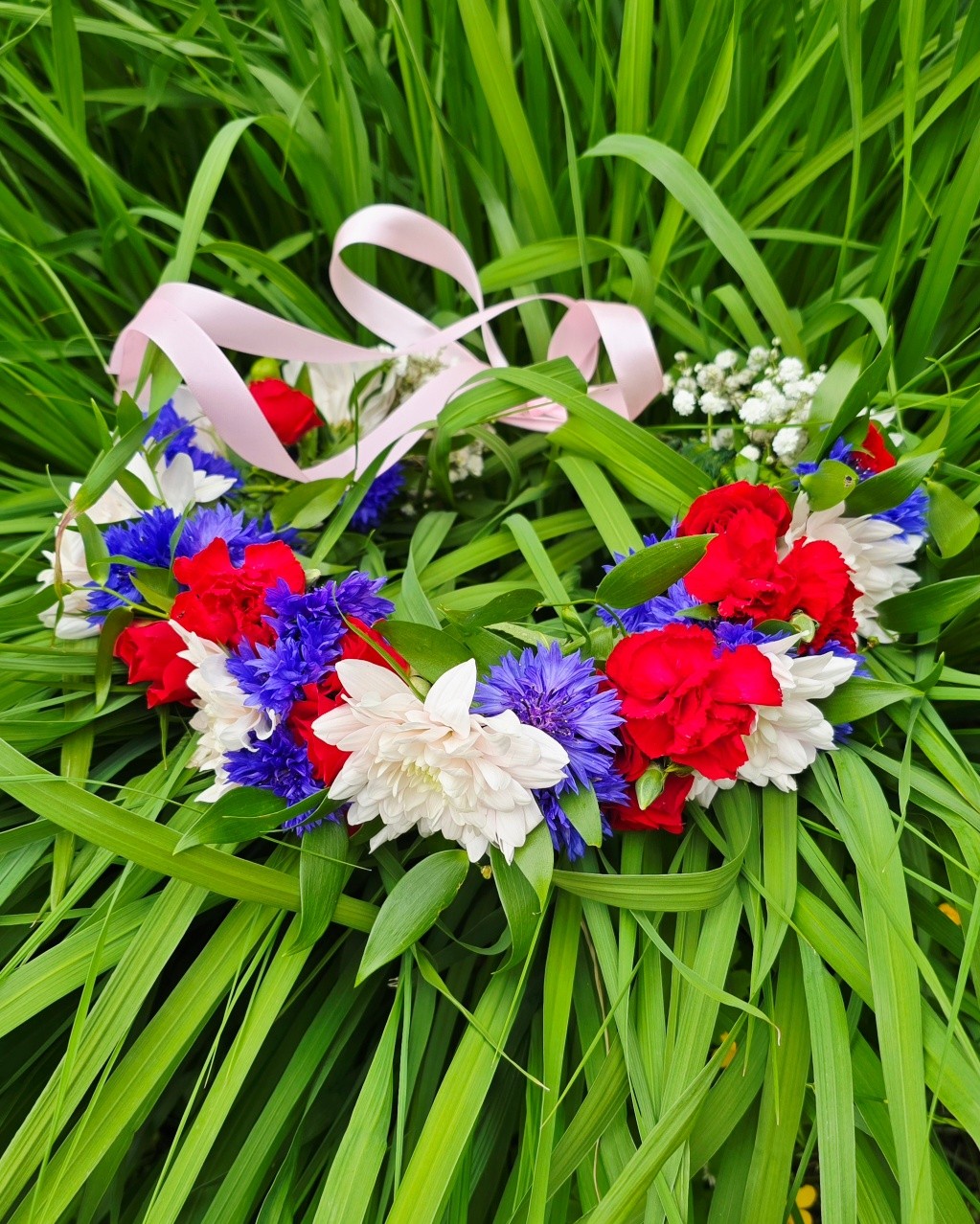 TT Service midsommarhälsning med blomsterkrans