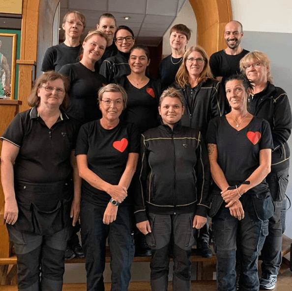 Personalen på TT Service Solution samlade utanför kontoret
